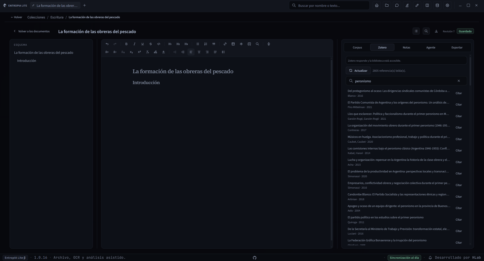 Captura de un manuscrito: Esquema a la izquierda, editor central, estado Guardado y panel de investigación con Zotero abierto.